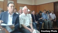 Главный редактор журнала «Жулдыздар отбасы. Аныз адам» Жарылкап Калыбай (слева) и один из истцов Николай Жогов в зале суде. Алматы, 11 сентября 2014 года.