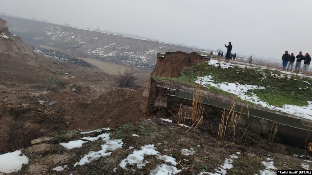 Дар ноҳияи Ҷомӣ як қисми замин фурӯ рафт