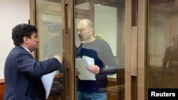 Владимир Кара-Мурза (десно) и неговиот адвокат Вадим Прохоров во Московскиот градски суд во март.