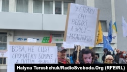 Акція на підтримку Софії Федини та Марусі Звіробій біля будівлі Галицького суду у Львові
