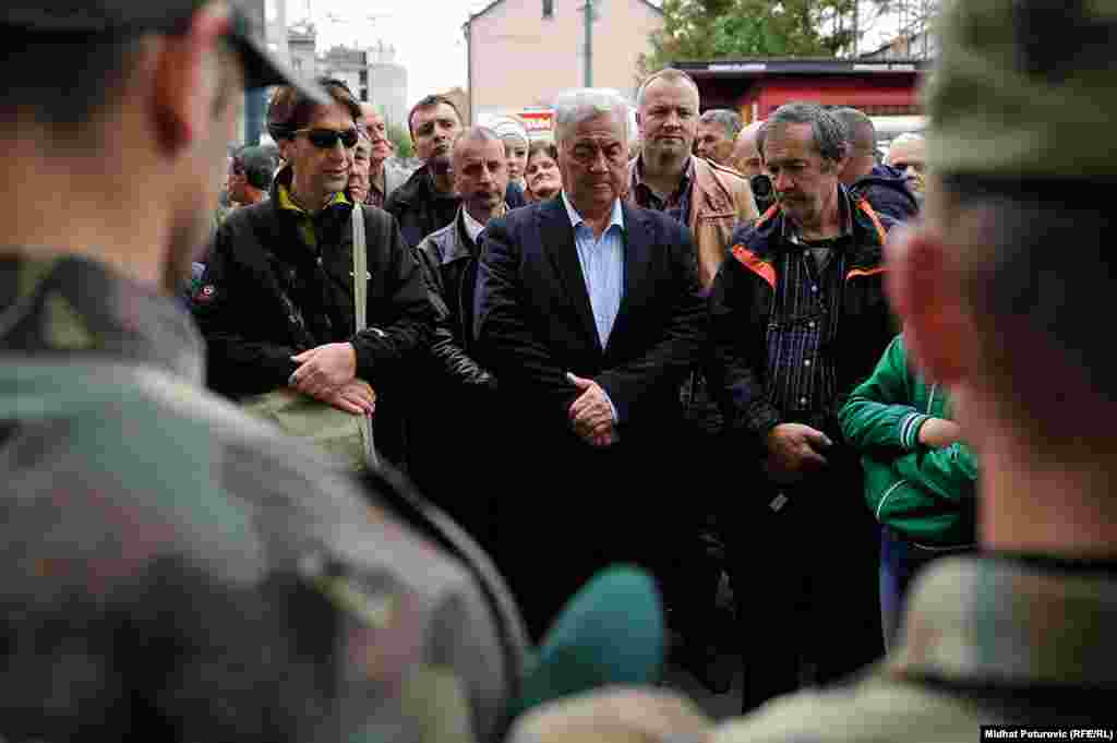 Pripadnici Zelenih beretki odaju počast poginulim braniocima Sarajeva.