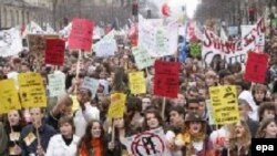 Демонстрация в Париже против закона о первом найме на работу