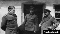 Зліва направо: Маршал Василевський, секретар обкому Булатов, маршал Ворошилов