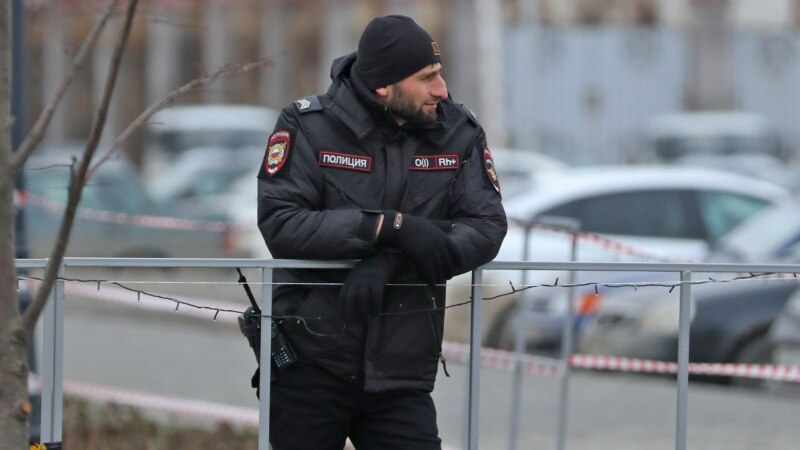 Дагестанца остановили при въезде в Чечню. У него забрали 16 бутылок и канистру алкоголя