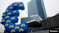 Уже два года Европейский центральный банк удерживает отрицательные процентные ставки по вкладам коммерческих банков в нем