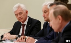 Magnatul rus Ghenadi Timchenko (stânga) la o întâlnire a președintelui rus Vladimir Putin cu oameni de afaceri francezi la Kremlin, 2016.