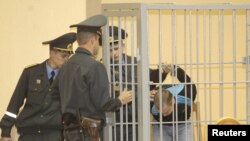 Дмитрий Коноваловро ба толори додгоҳ оварданд