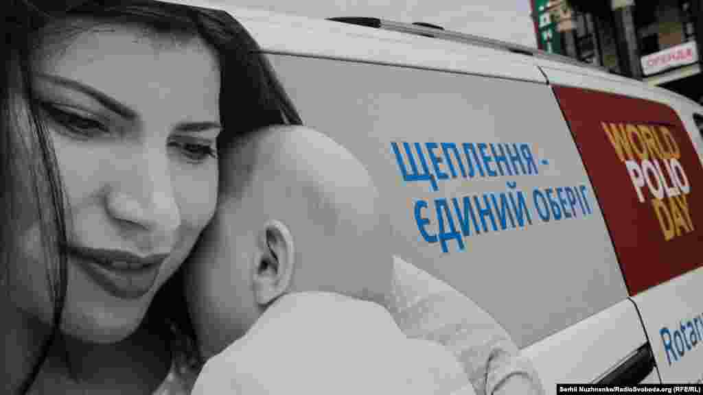 На рівень вакцинації дітей в Україні впливає недофінансування загальнодержавних програм імунопрофілактики, що спричиняє відсутність у певні періоди вакцин, а також певна недовіра батьків до вакцинації. На вересень 2016 року, за повідомленнями Міністерства охорони здоров&#39;я України, вакцина проти поліомієліту є в достатній кількості &nbsp;