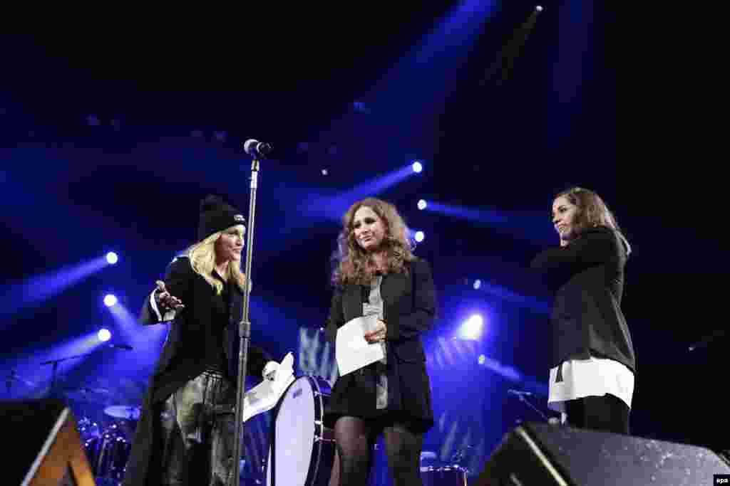 Мадонна представляет Марию Алехину и Надежду Толоконникову на благотворительном концерте Amnesty International в Нью-Йорке, 5 февраля 2014 года.