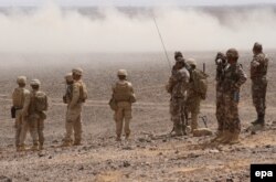 Йорданські вояки та американські піхотинці під час маневрів «Eager Lion». Травень 2015 року