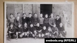 Алесь (другий з правого боку у першому ряду) з однокласниками у часи війни у Франції