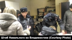 Полицейские в штабе Навального во Владивостоке