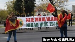 Protest grupe građana ispred Skupštine Crne Gore zbog izbora Krivokapićeve Vlade.