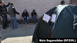 В Тбилиси четыре уволенных врача скорой помощи объявили голодовку, требуя снятия с должности директора Службы скорой помощи