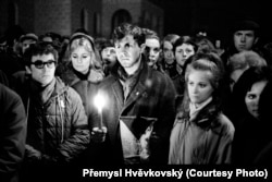 Участники траурных протестов в дни прощания с Яном Палахом