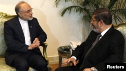 Египетскиот претседател Мохамед Морси и инистерот за надоврешни работи на Иран Али Ахбар Салехи.