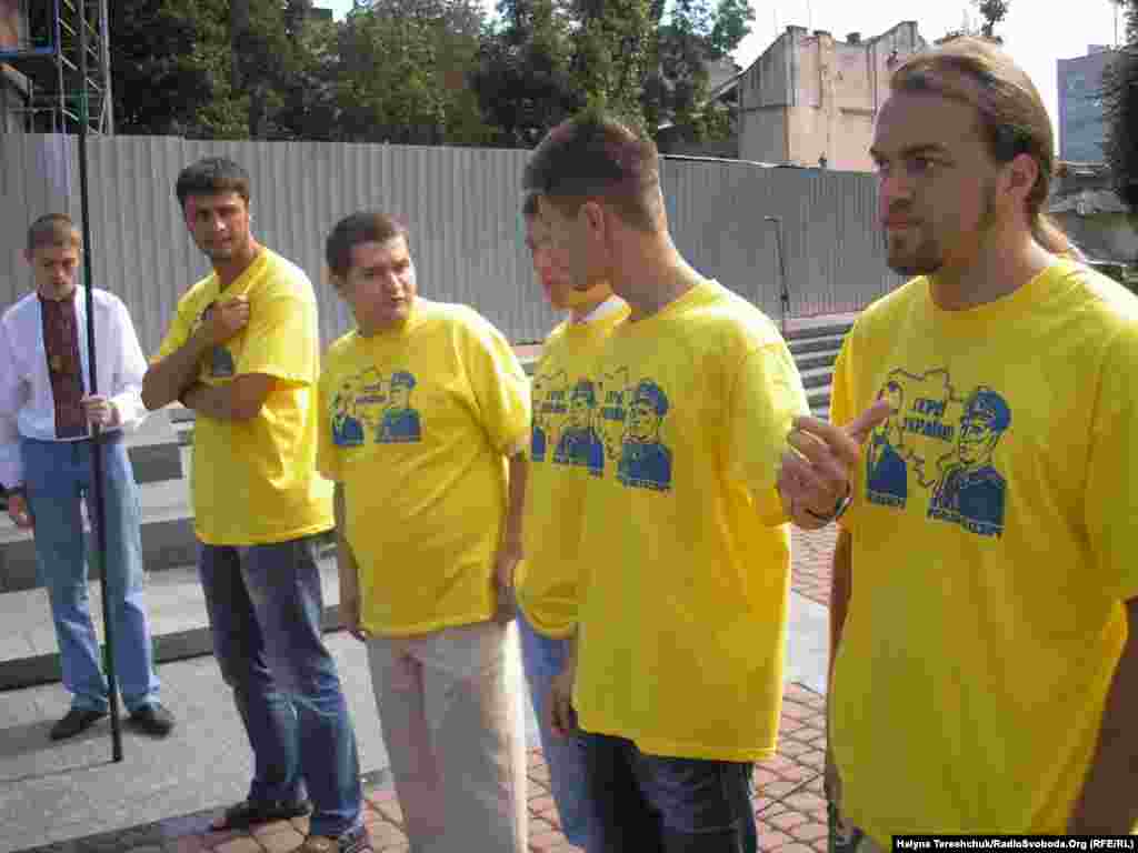 Такі футболки популярні серед молоді, Львів, 24 серпня 2011 року.