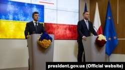 Президент України Володимир Зеленський (ліворуч) і президент Польщі Анджей Дуда під час спільного брифінгу в Брюсселі, 4 червня 2019 року