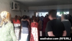 Очереди в государственные продуктовые магазины в Туркменистане выстраиваются со двора.