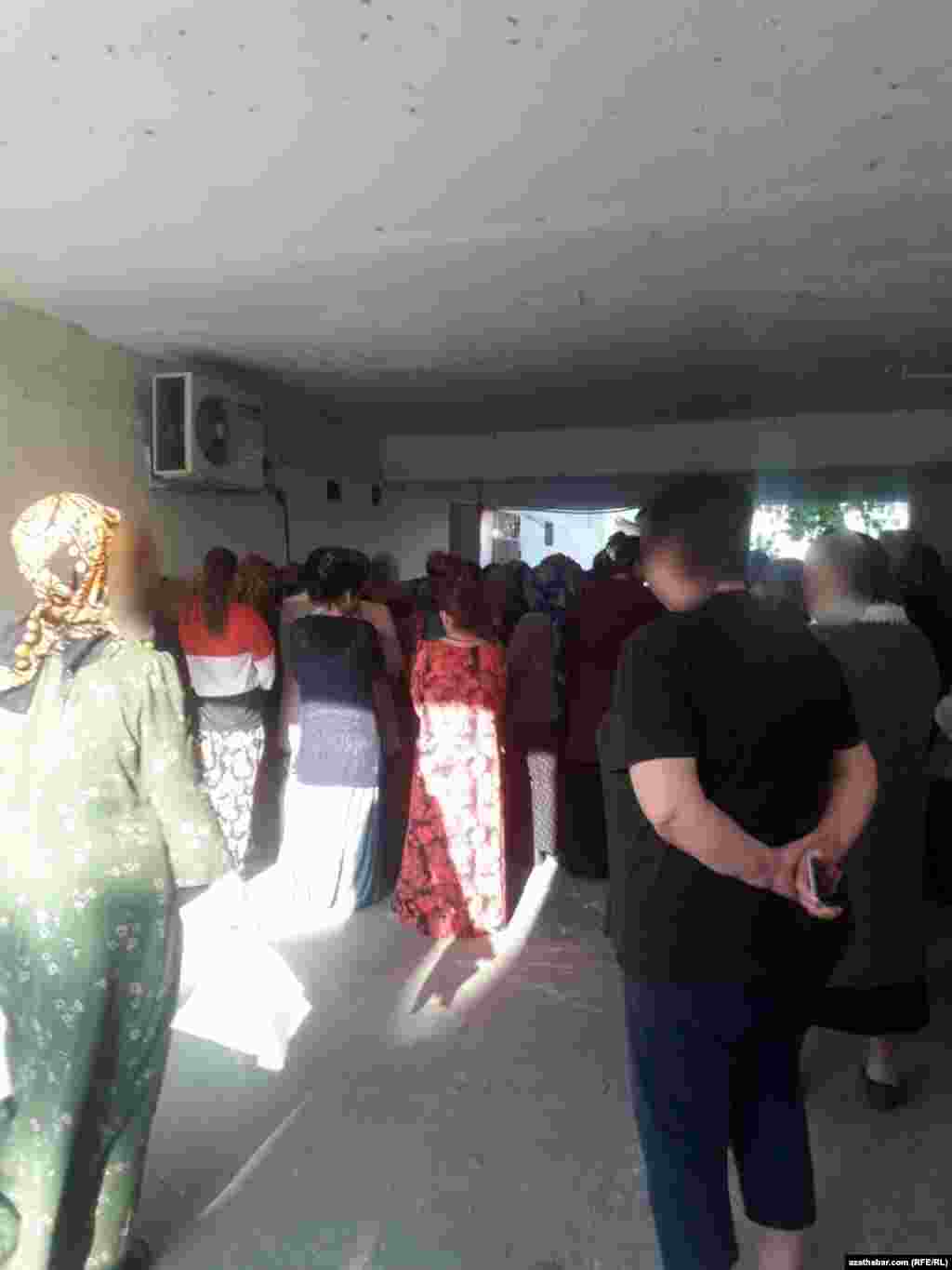 Paýtagtyň döwlet dükanlaryna un, ýag, çörek satyn almak üçin barýan adamlardan nobata köçeden görünmeýän ýerde durmak talap edilýär. 