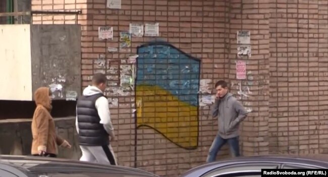 Намальований прапор України на житловому будинку у Луганську
