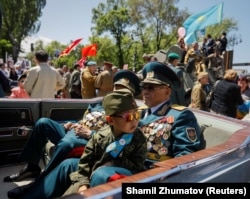 Участники акции «Бессмертный полк» в Алматы.