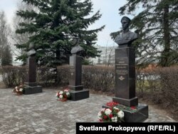 Памятники героям 6-й роты, установленные в Пскове к 20-й годовщине