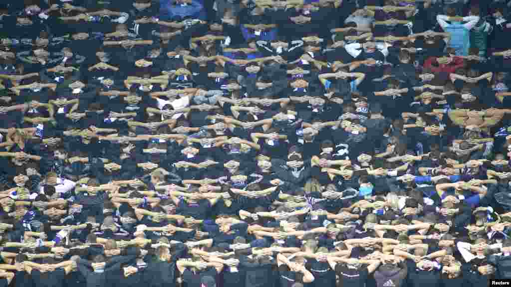 Dynamo Kyiv fans show their support for a detained supporter before their Champion&#39;s League Group A soccer match against Dynamo Zagreb at the Olympic Stadium in Kyiv on October 3. (REUTERS/Gleb Garanich)