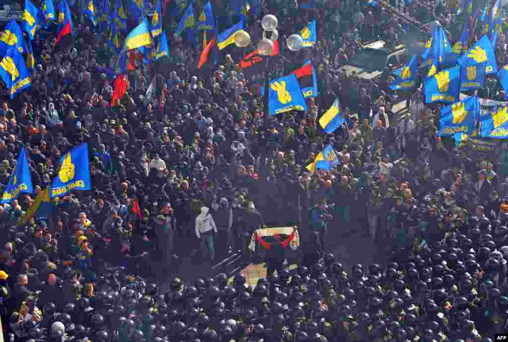 Даргирии мӯътаризон ва пулис дар муқобили парлумони Украина 