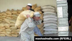 Pakistanda fermerlər arasında karbamid gübrəsinin paylanması