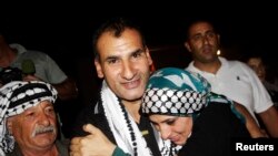 Izrael - Palestinezi i liruar nga burgu Hosni Sawalha (C) përshëdetet nga motra e tij në fshatin Azmut në Bregun Perëndimor, 14 gusht 2013