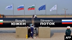 Рабочие готовятся к символическому началу строительства болгарского участка газопровода "Южный поток". Поселок Расово, Болгария, 31 октября 2013 года.
