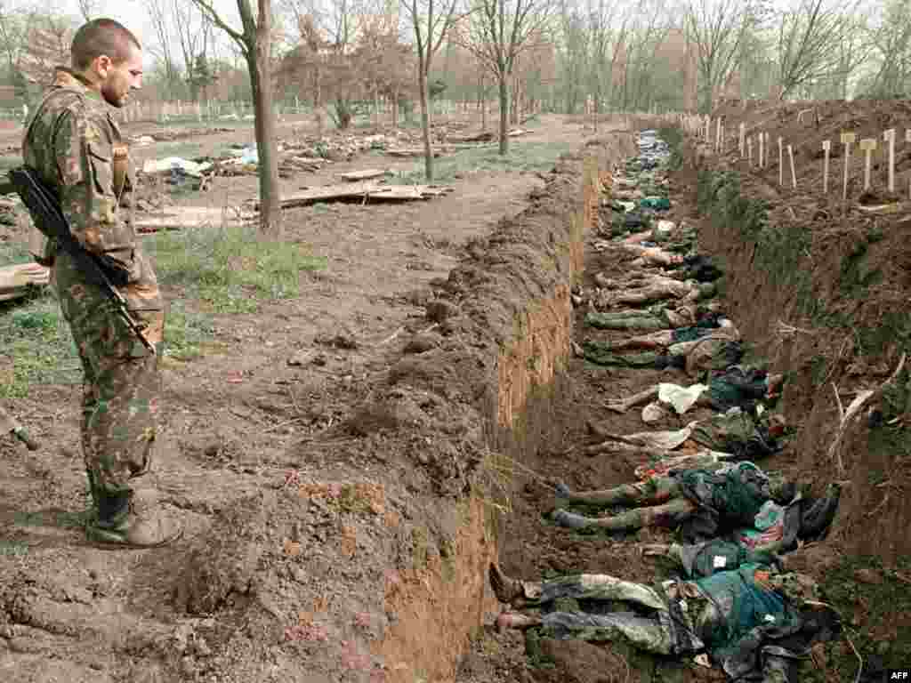 Эксгумация погибших во время зимней компании 1995 года гражданских лиц. Русское кладбище в Грозном, 31 марта 1995 