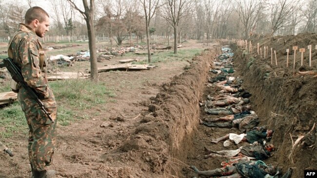 Тела мирных жителей, погибших во время зимних боев, эксгумированные для опознания на православном кладбище в Грозном, 31 марта 1995 года.