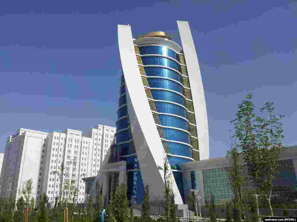 Türkmenistanyň Döwlet ösüş bankynyň 12 gatly binasy 