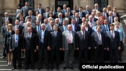 Участники 39-го пленарного заседания Парламентской Ассамблеи Организации черноморского экономического сообщества (ОЧЭС) перед зданием Национального Собрания Армении, Ереван, 23 мая 2012 г. 