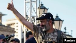 Депутат Национального собрания Армении и лидер оппозиции Никол Пашинян перед своими сторонниками на митинге столице Армении. Ереван, 2 мая 2018 года.