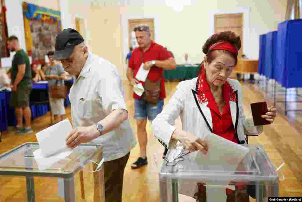 Voters cast their ballots at a polling station in Kyiv. (Reuters/Gleb Garanich)