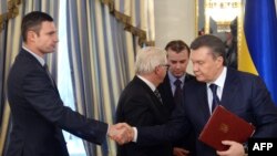 Ianukovici cu Kliciko după semnarea acordului ieri seară.