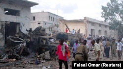 На месте взрыва у отеля в столице Сомали. Могадишо, 28 октября 2017 года.