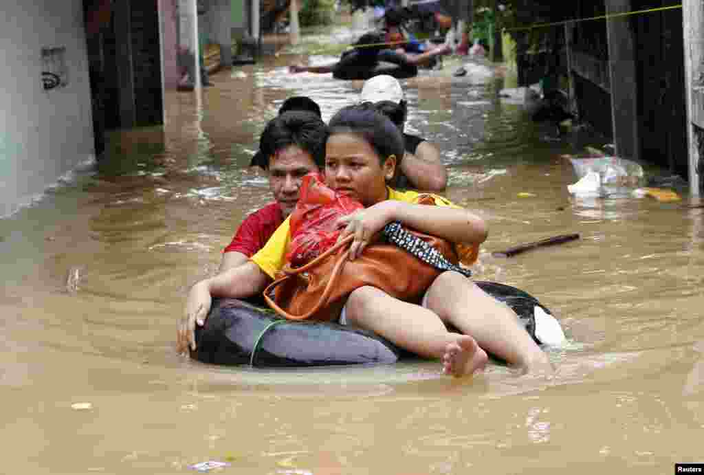 Indonezija - Poplave u Jakarti,16. januar 2013. Foto: REUTERS / Enny Nuraheni 