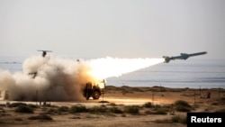 ایران می گوید،موشک بردبلند ساحل به دريا به نام «قادر» با برد ۲۰۰ کيلومتر با موفقيت شليک شده است.
