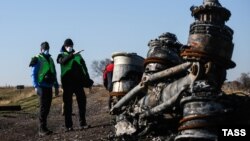 Голландские следователи изучают то, что осталось от лайнера, 6 ноября 2014 года