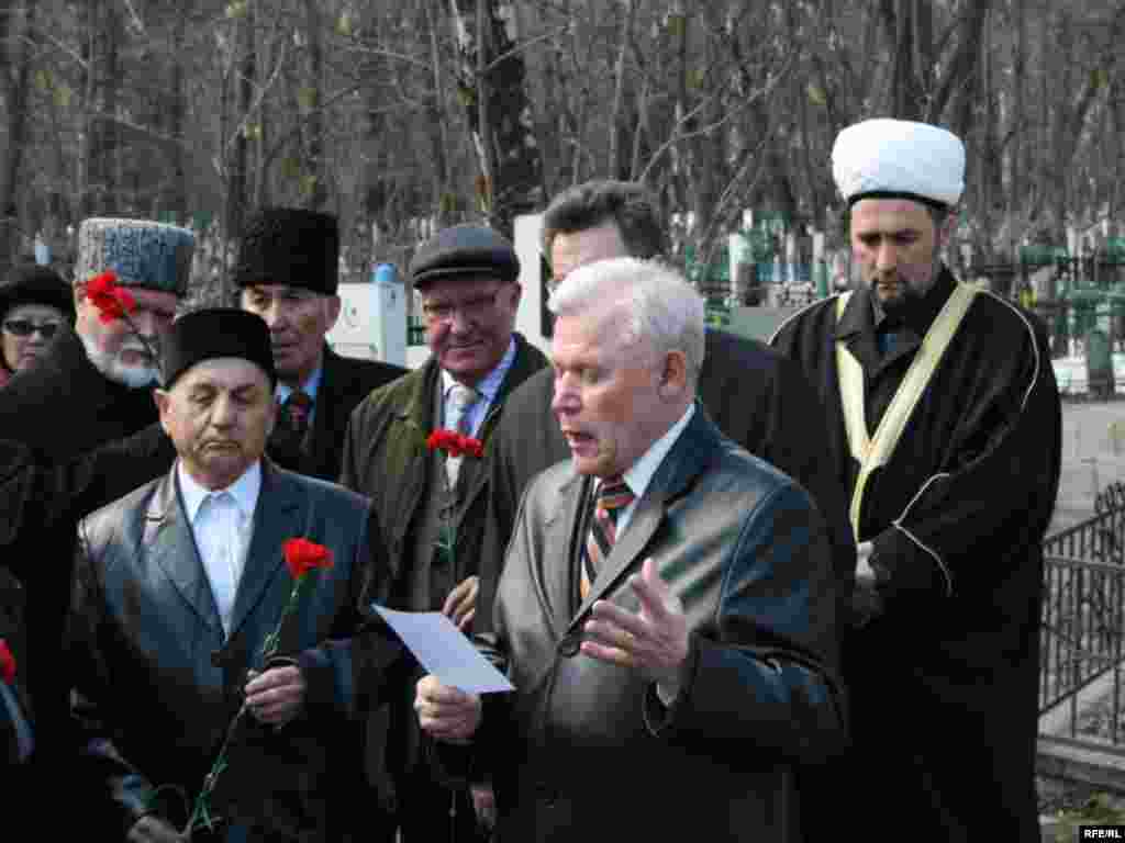 Шагыйр Ренат Харис Тукай һәм Пушкинның кабер ташына багышланган шигырен сөйли