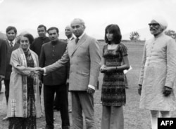 Прэм'ер-міністар Індыі Лакшмі Гандзі (зьлева) цісьне руку Зульфікару Бхута. Справа ад яго - Беназір