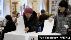 Голосование на одном из избирательных участков в Москве