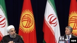 Eýranyň prezidenti Hassan Rohani (çepde) we Gyrgyzystanyň prezidenti Almazbek Atambaýew. Bişkek. 23-nji dekabr, 2016 ý. 
