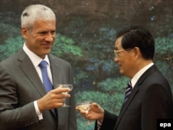 Bivši kineski predsednik Hu Đitntao i tadašnji predsednik Srbije Boris Tadić u Pekingu, u avgustu 2009, kada je potpisan sporazum