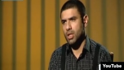 Fərid Hüseynin istintaq zamanı dindirilməsi kadrlarını İranın PressTV kanalı göstərir.