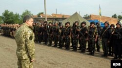 Ukrainian President Poroshenko inspects troops in the Kharkiv region in mid-June.